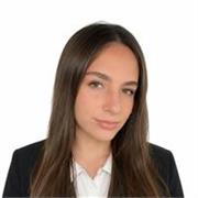 Profesora de nivel inicial que ayuda a niños pequeños