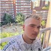 Profesor de futbol apto para cualquier edad pero experiencia solo con niños pequeños, buen manejo en llevar a los pequeños.