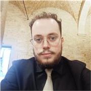Profesor de inglés con amplia experiencia y graduado en Educación Infantil.