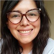 Profesora de historia imparte clase en todas las edades