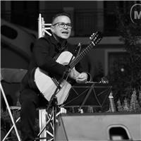 Profesor Titulado ofrece clases de Piano y Guitarra