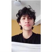 Profesor de matemáticas imparte clases a jóvenes de prima, secundaria y academia