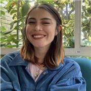 Profesora de bachillerato o adultos que estén interesados en el uso herramientas comunicativas y la oratoria.