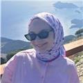 Lise öğrencilerine yönelik sınava yardımcı çevrimiçi Kimya dersleri veren bir öğretmen.