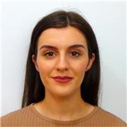Soy una persona abierta, paciente y atenta a los detalles, apasionada por el idioma inglés y por ayudar a los niños a aprenderlo.