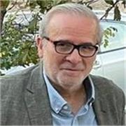 Periodista senior de largo ejercicio profesional que ha dado clase especialmente en universidades, de economía y comunicación.