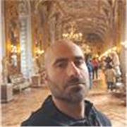 Insegnante di storia impartisce lezioni private a studenti di licei e istituti professionali