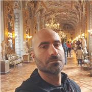 Insegnante di storia impartisce lezioni private a studenti di licei e istituti professionali