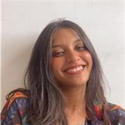 Professora de inglês para público infantil com aulas ludodidáticas