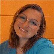 Etudiante donnant du soutient scolaire à des élèves de primaire