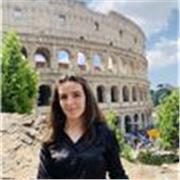 Studentessa di giurisprudenza che offre ripetizioni di Diritto