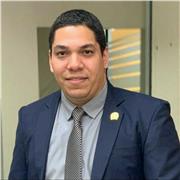 Profesor de Ciencias Políticas a jóvenes universitarios que deseen fortalecer su conocimiento.