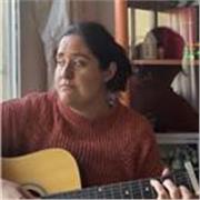 Profesora de canto especialidad en teatro musical y que desea ayudar a aquellos oradores que necesitan cuidar su voz en el habla. 