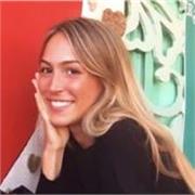 Profesora joven estudiante de marketing digital con media de 8,5 en bachillerato