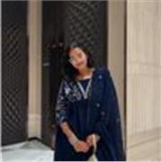 Friendly tutor teaching English to students in Glasgow – online