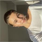 Profesora de inglés y refuerzo durante 3 años y estudiante de traducción. 