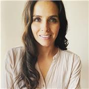 Profesora que dicta clases a ñiños y adultos