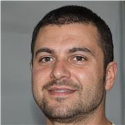 Profesor de primaria y educador social da clases de apoyo escolar.