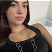 Estudiante universitaria dispuesta a ayudar a niños que necesiten mejorar sus capacidades.