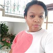 Profesora de preescolar imparte clases a niños de preescolar y primaria