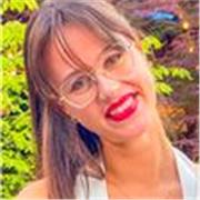 Me defino como una profesora de idiomas comprometida, paciente y enfocada en las necesidades de cada estudiante. 