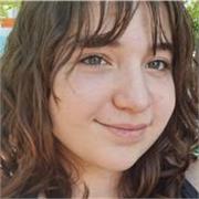 Profesora de español imparte clases a personas de todas las edades