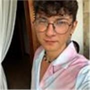 Laureato a pieni voti in Lettere Moderne, diplomato da Liceo Classico, impartisce lezioni private di latino