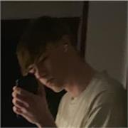 Chaval con ganas de enseñar a niños/as que necesiten ayuda con los deberes o ingles