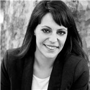 Docente di recitazione impartisce lezioni individuali e di gruppo di recitazione e dizione. Percosi personalizzati di tecnica vocale e public speaking