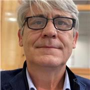 Diplomado en Empresariales; 25 años de experiencia profesional en el campo Economia y Economia Empresa