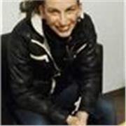 Italiana laureata traduttrice interprete lingue sassoni, si propone per insegnare grammatica italiana