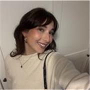 Profesora con vocación que disfruta de ayudar a los más pequeños.