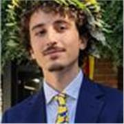 Studente universitario uscito da un percorso di liceo classico interessato a insegnare diverse materie