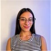 Profesora de Inglés imparte clases a niños