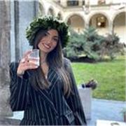 Laureata in filologia moderna impartisce lezioni in italiano, storia e geografia