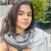 Profesora titulada en Educación Física con más de 5 años de estudios y 4 años de experiencia como monitora de aulas colectivas.