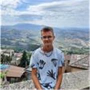 Sono un madrelingua russo che parla anche italino, dato che vivo a Torino e anche inglese(C1)