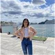 Me defino una persona muy cariñosa y tolerante. Acepto el error, creo que es parte para aprender y seguir adelante. Priorizo a los más pequeños pero no tendría problema en caso que necesitaran otra cosa. 
