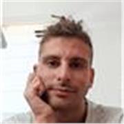 Licenciado en Periodismo. Me defino como una persona paciente y con ganas de enseñar algo como lengua y literatura que me apasiona