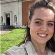 Joven finalizando el grado universitario en la Real Escuela Superior de Arte Dramático de Madrid (RESAD) en el Teatro de Texto.