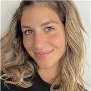 Studente universitaria fluente in inglese, italiano, spagnolo e francese