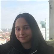 Profesora de inglés imparte clases a niños de primaria y eso