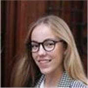 Veterinaria graduada en UCH CEU Valencia y actualmente opositando para el cuerpo veterinario de Salud Pública en Valencia. 