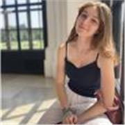 Universitaria motivada y social con ganas de compartir sus conocimientos lingüísticos!