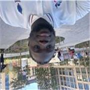 Je ne suis pas un prof certifié mais j’ai beaucoup de connaissances en sport en anglais en français et en technologie 