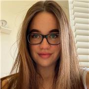 Canadienne proposant des cours personnalisés en anglais pour améliorer fluidité, confiance et maîtrise, adaptés à tous les niveaux