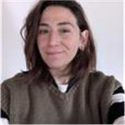 Profesora de artes audiovisuales apasionada por la historia y relacionar causas y sucesos históricos. Ideal para ayudar