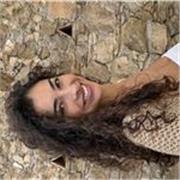 Profesora de manualidades, apto para los niños de 3 hasta los 16 años.