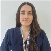 Tutora escolar especializada en apoyo académico presencial para niños de preescolar y desarrollo de habilidades blandas