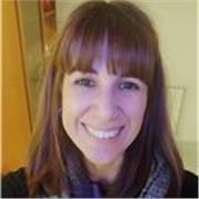 Profesora de sociología y gestión cultural ofrece clases interesantes a jóvenes y adultos basadas en sus estudios en diferentes países y culturas.
